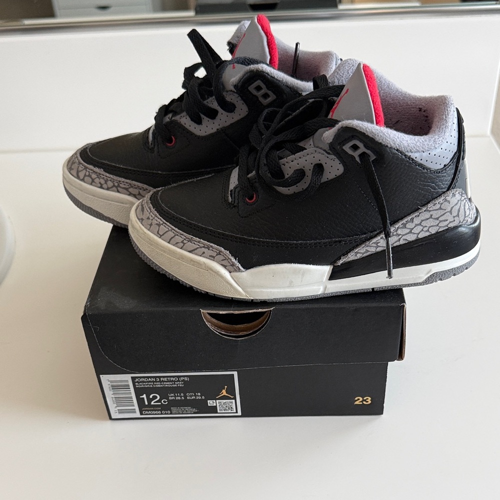 Jordan 3 Retro Kids Sneakers - Black and Gray - Picture 3 of 6